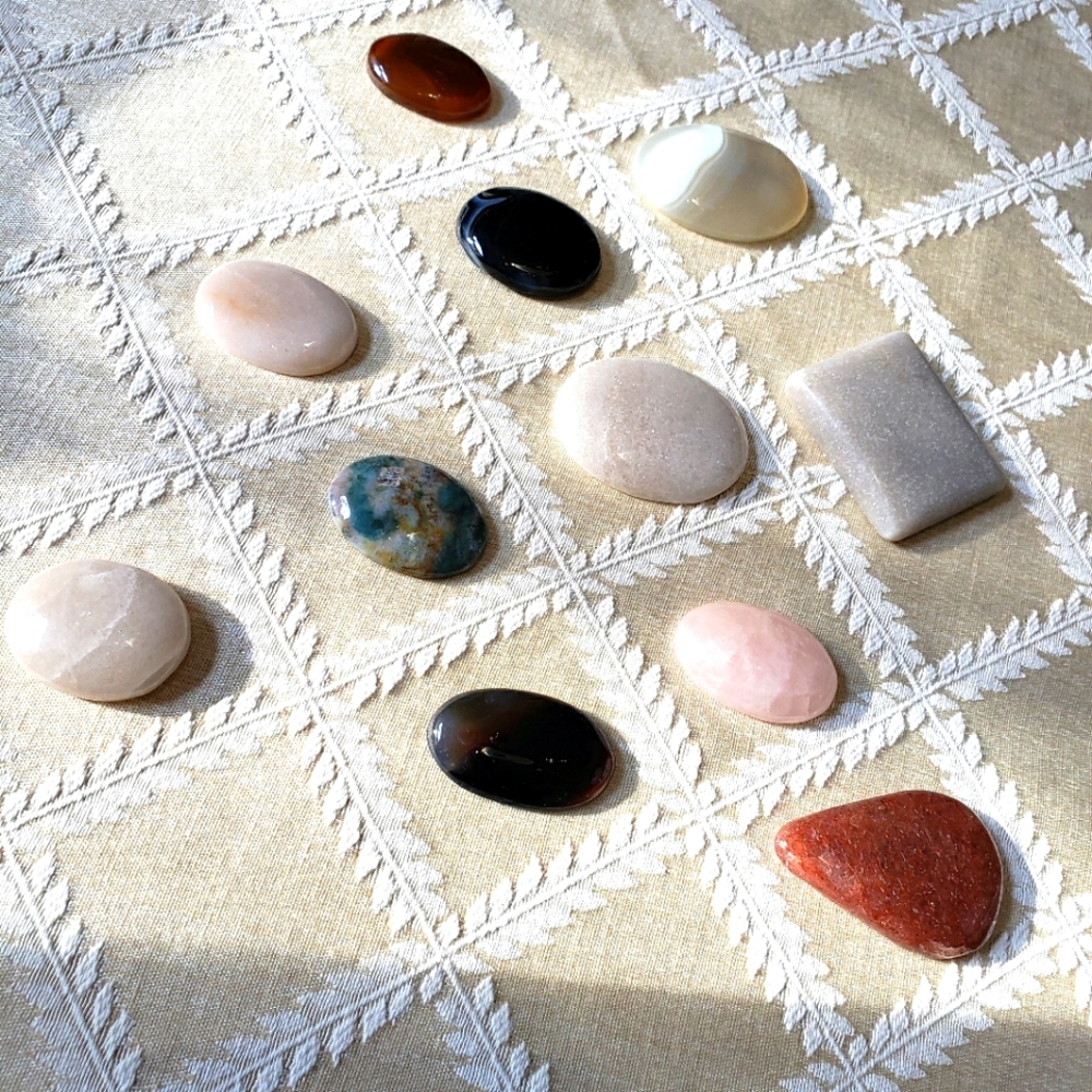 Semi-precious gemstone cabouchon bundle. 11 pieces.